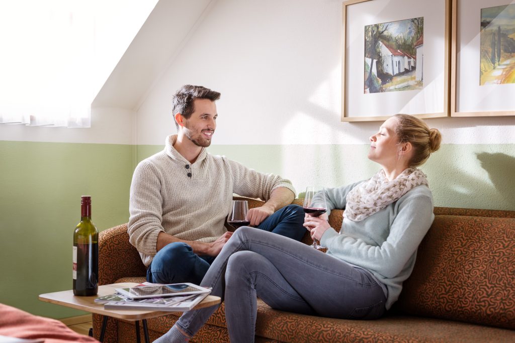Damit du die Weinverkostung voll und ganz genießen kannst, haben wir für dich direkt am Weingut & Gästezimmer Edelmann Zimmer reserviert.