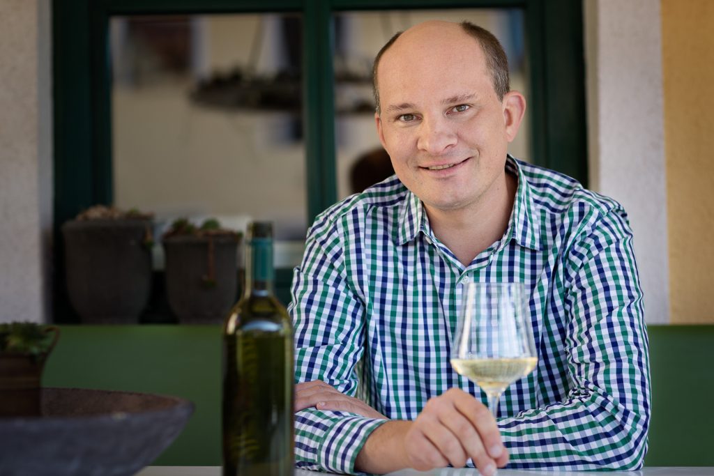 Mit uns unterwegs ist Winzer und Weinprofi Manfred Edelmann, der uns in den Weinbergen interessante Geschichten aus dem Weinbau erzählt.