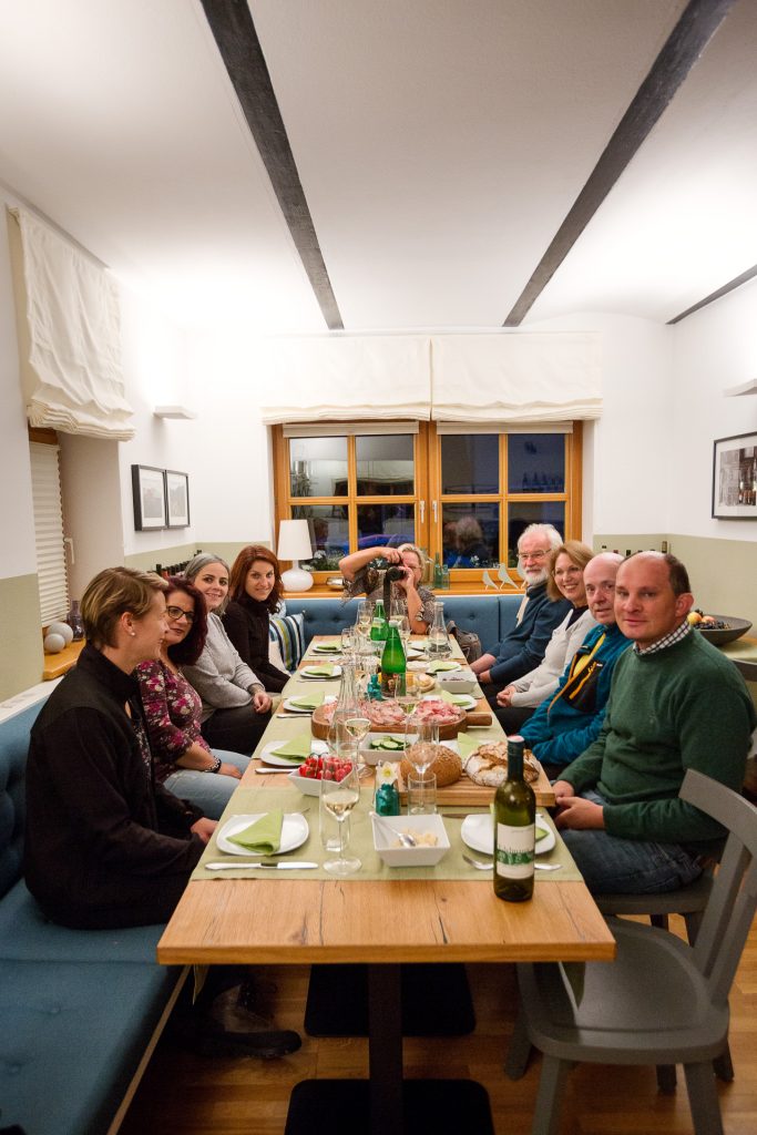 Als hervorragende Abrundung unseres Fotostreifzuges haben wir für dich am Weingut Edelmann eine Jause inklusive Weinverkostung vorbereitet.