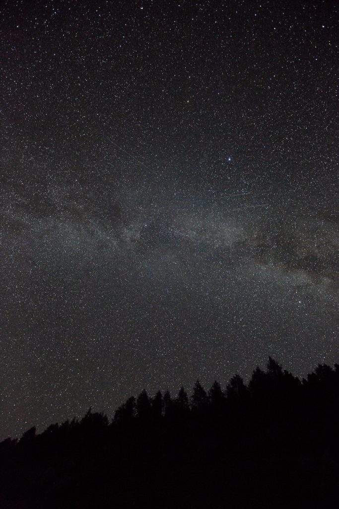In der Nacht kannst du bei klarer Sicht mit uns auf Jagd nach den Perseiden auf Fotostreifzug gehen. Wenn es die Witterung zulässt, bietet sich dir ein beeindruckender Blick auf die Milchstraße.