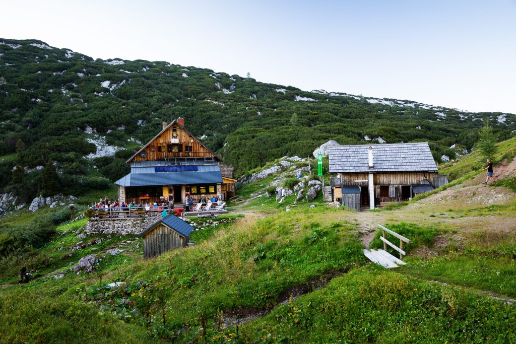 In der Pühringer Hütte beziehen wir unser Nachtlager. Vor Ort gibt es nur Waschbecken und Toiletten, aber keine Duschmöglichkeit. Dafür kannst du abenteuerlich im Elmsee nahe der Hütte baden und schwimmen gehen.