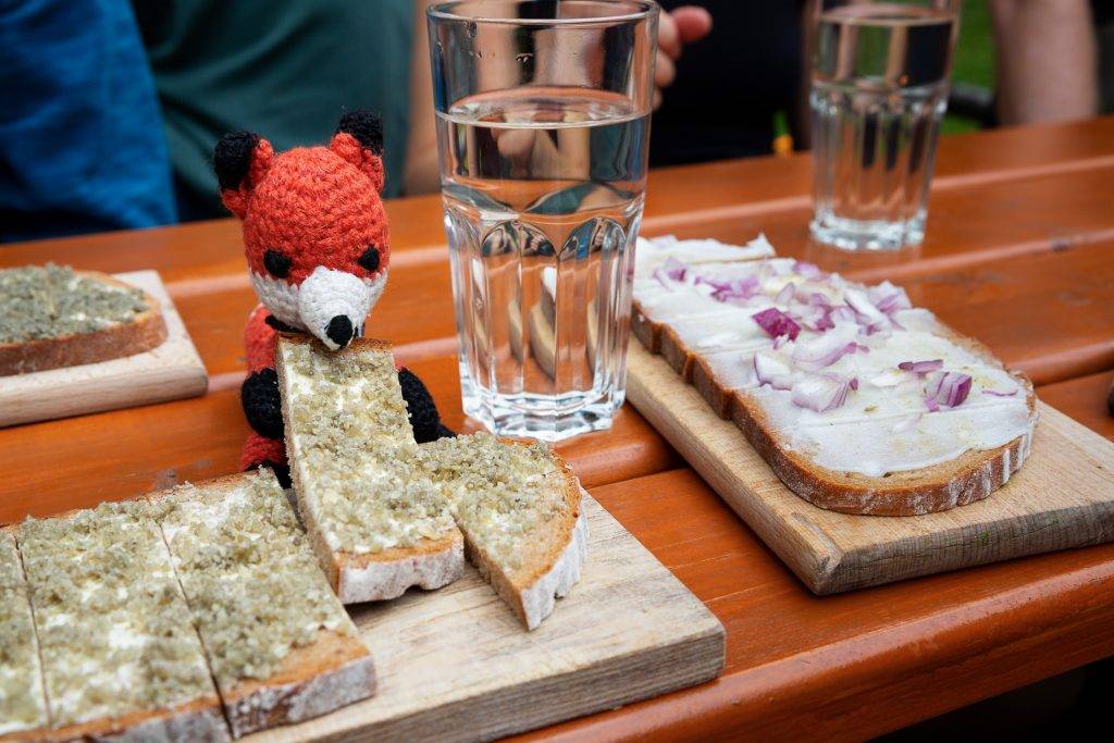 Bei unserer Wanderung zur Zimitzalm machen wir eine Pause auf der bewirtschafteten Hütte. Finn hilft dir immer gerne, wenn du dein Brot nicht aufessen kannst ;-)