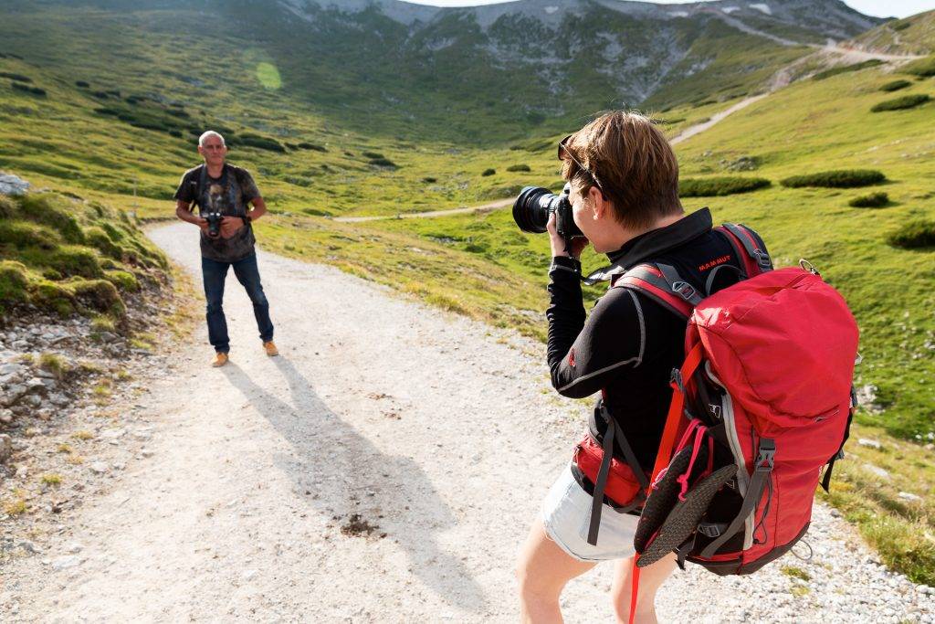 Gemeinsam fahren wir mit der Schneebergbahn bis hinauf zur Bergstation. Wir wandern auf der Pirsch nach ausgefuchsten Motiven die Ebene des Schneebergs entlang.