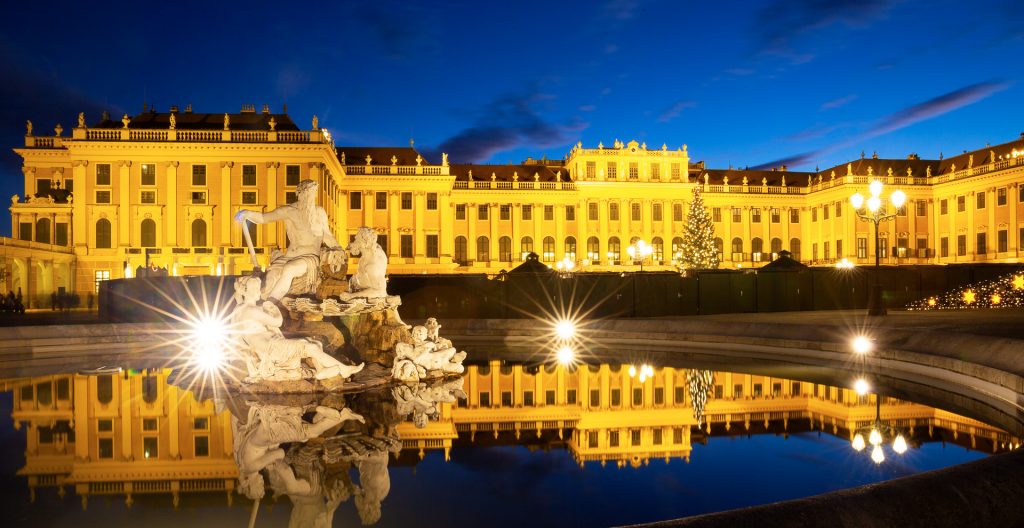 Farbenspiele zur blauen Stunde am Weihnachtsmarkt in Schönbrunn.