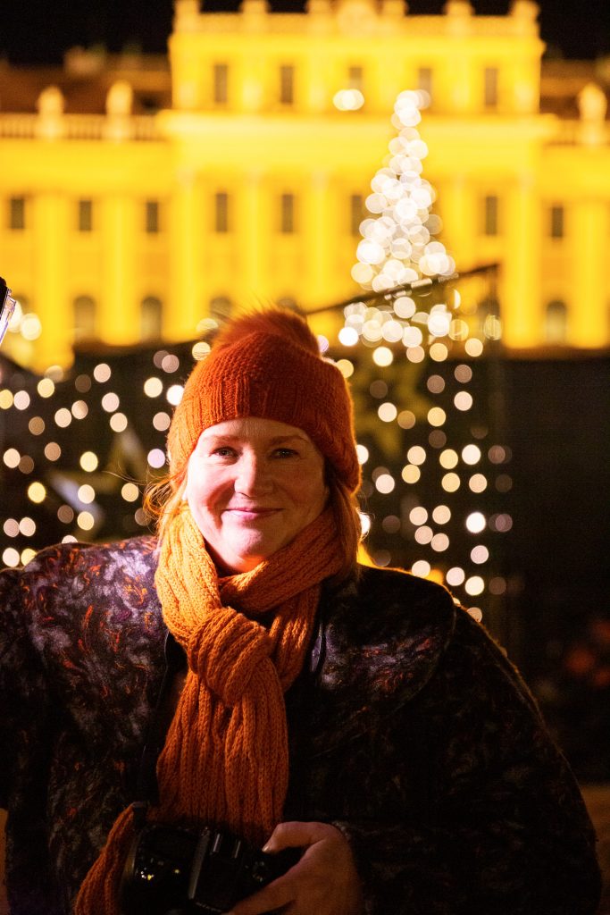Nutze die funkelnden Lichter am Adventsmarkt für Portraits.