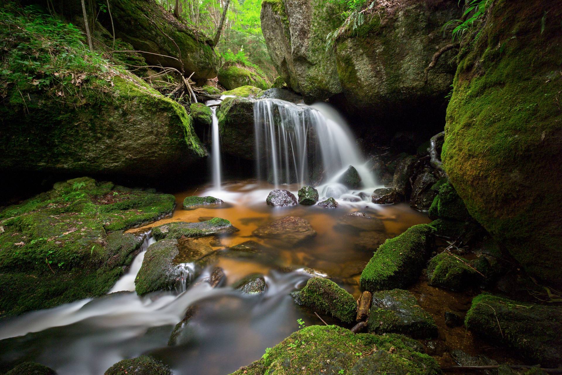 Um deine Bergfotos noch länger zu belichten, packe einen Graufilter ein.