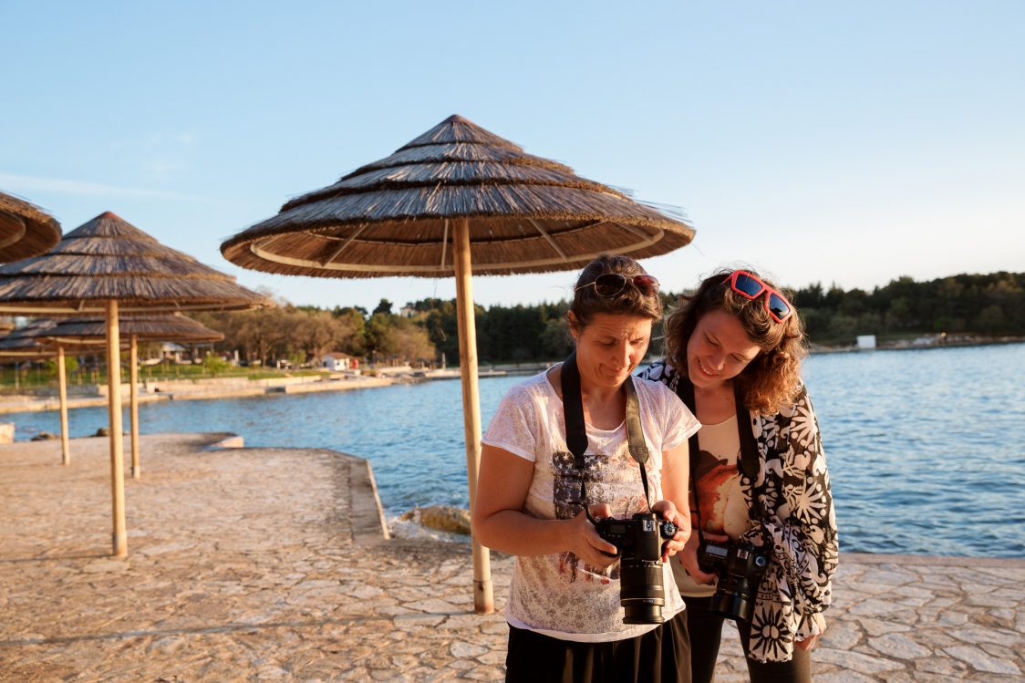 Wir geben dir neue Tricks und langjährig bewährte Tipps mit auf den Weg. Damit auch du deinen eigenen fotografischen Stil findest und dein Fotowissen ausbaust. 