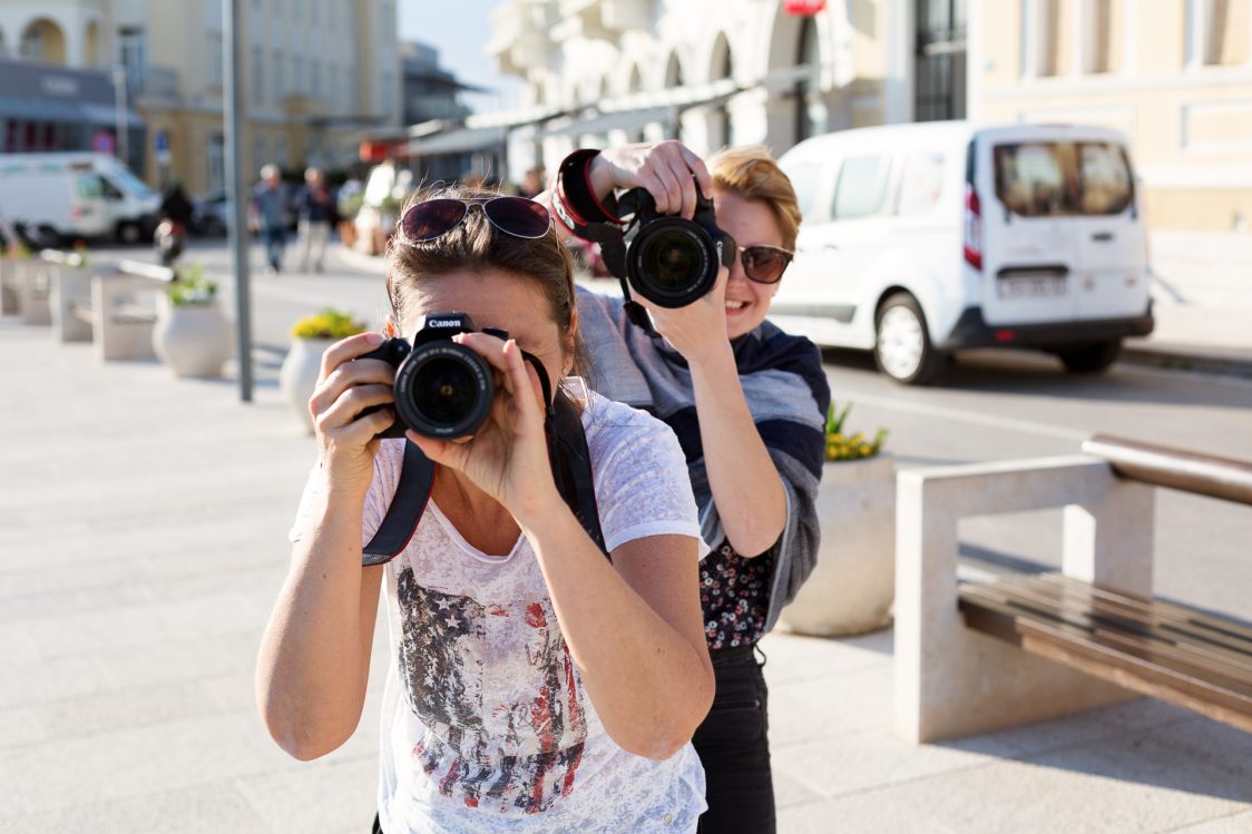 Während der gesamten Reise wird die Gruppe von zwei Profi Fotografinnen betreut.