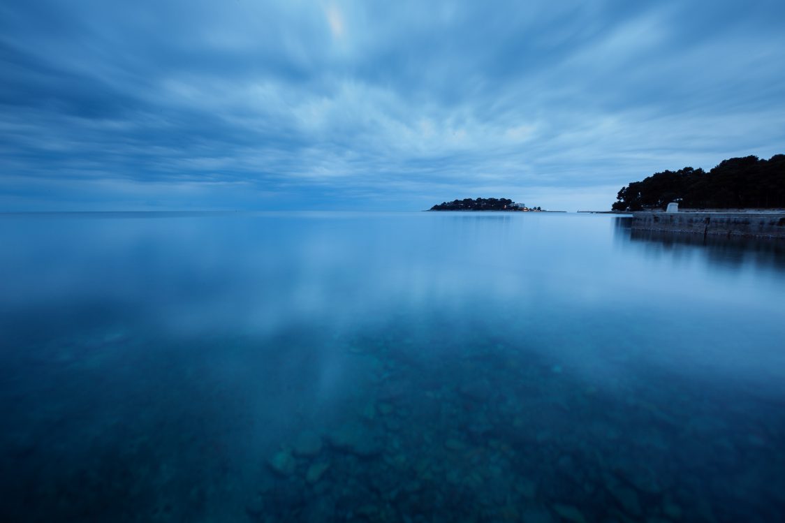 Gemeinsam fangen wir das sanfte Morgenlicht am Meer ein.