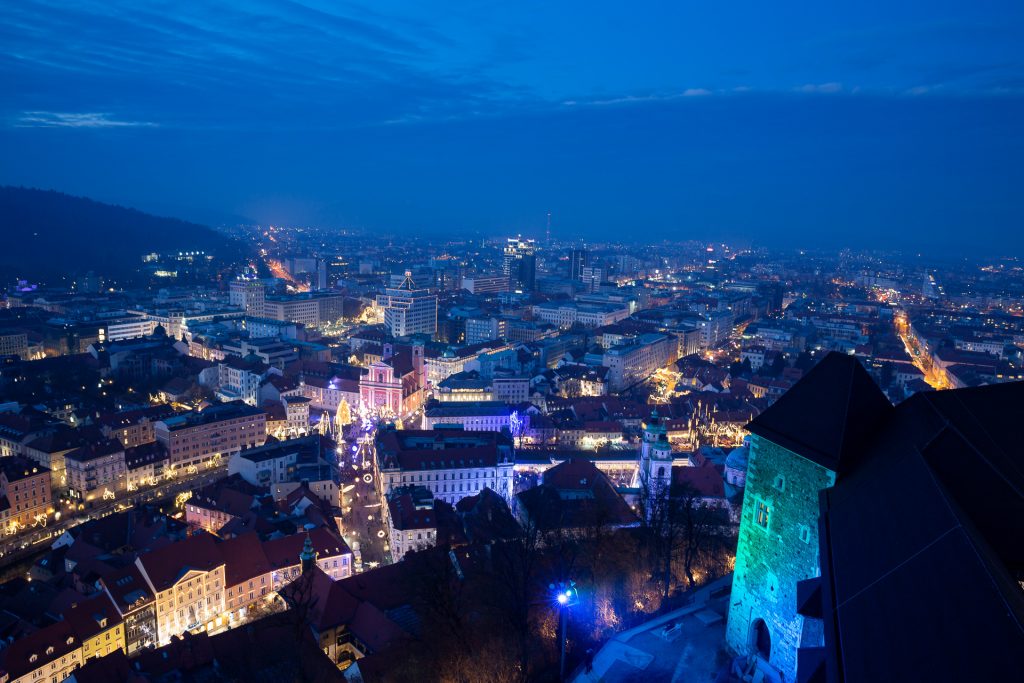 Das Festival of Lights in der blauen Stunde aus der Vogelperspektive hoch oben auf dem Aussichtsturm fotografieren.