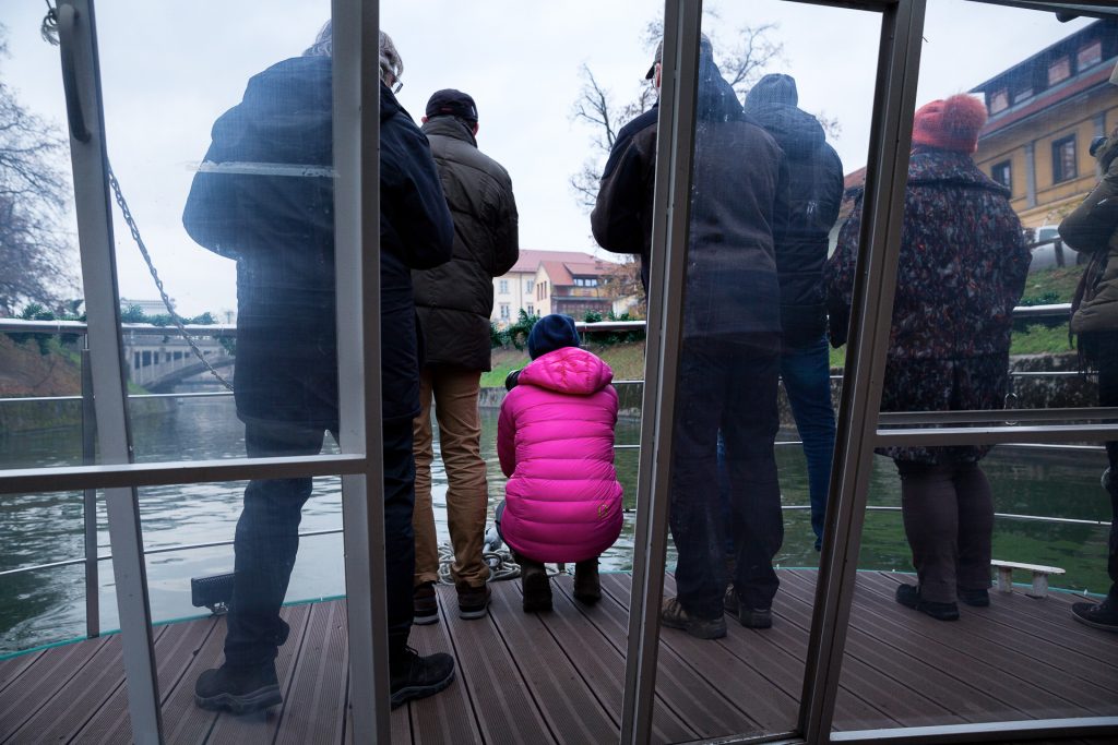 Auf unserem privaten Boot den Blickwinkel auf die Stadt ändern.