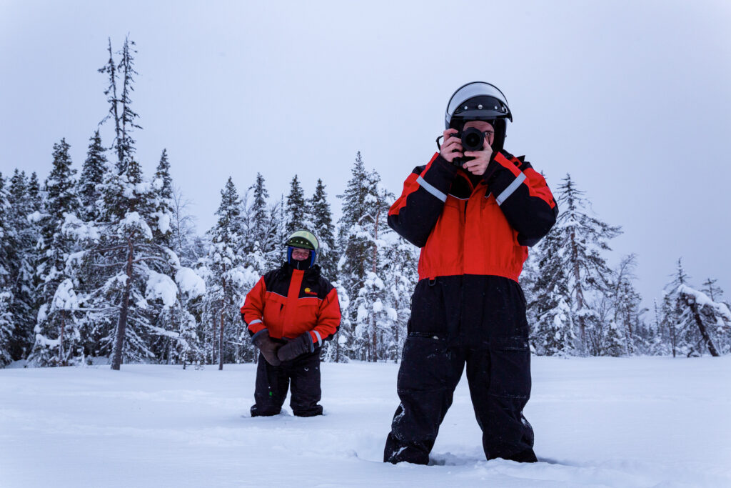 Bei unserer Fotoreise in Finnland haben wir für dich einen Schneeanzug inkludiert, der dich fit für die Temperaturen des finnischen Winters macht.