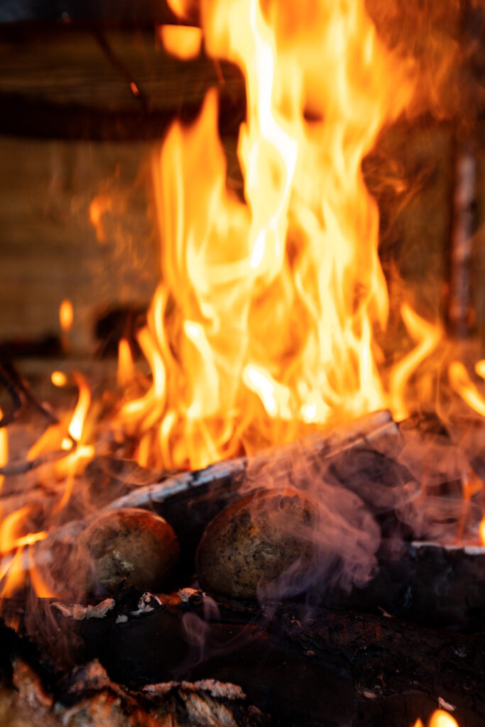 Bei unserer Jausenpause in der romantischen Wildnishütte grillen wir für dich leckere Snacks.