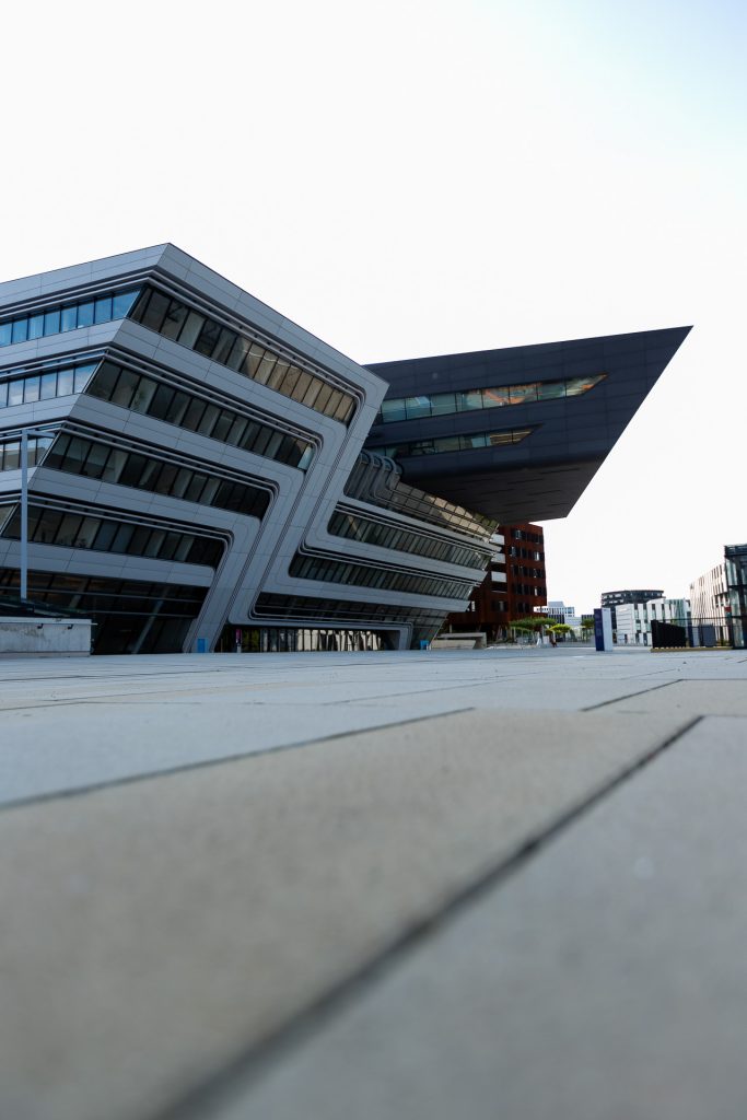 Die Fotogenehmigungen für das Fotografieren auf dem Gelände der Universität und in der Bibliothek ist bei unserem Fotokurs inkludiert.