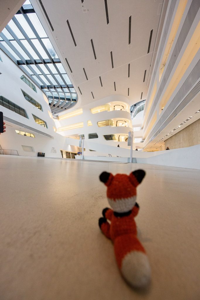 Eine ausgefuchste Motivsuche in der Architektur, von der Übersicht bis hin zum Detail. Im Inneren werden in einem großzügigen Atrium empfangen.