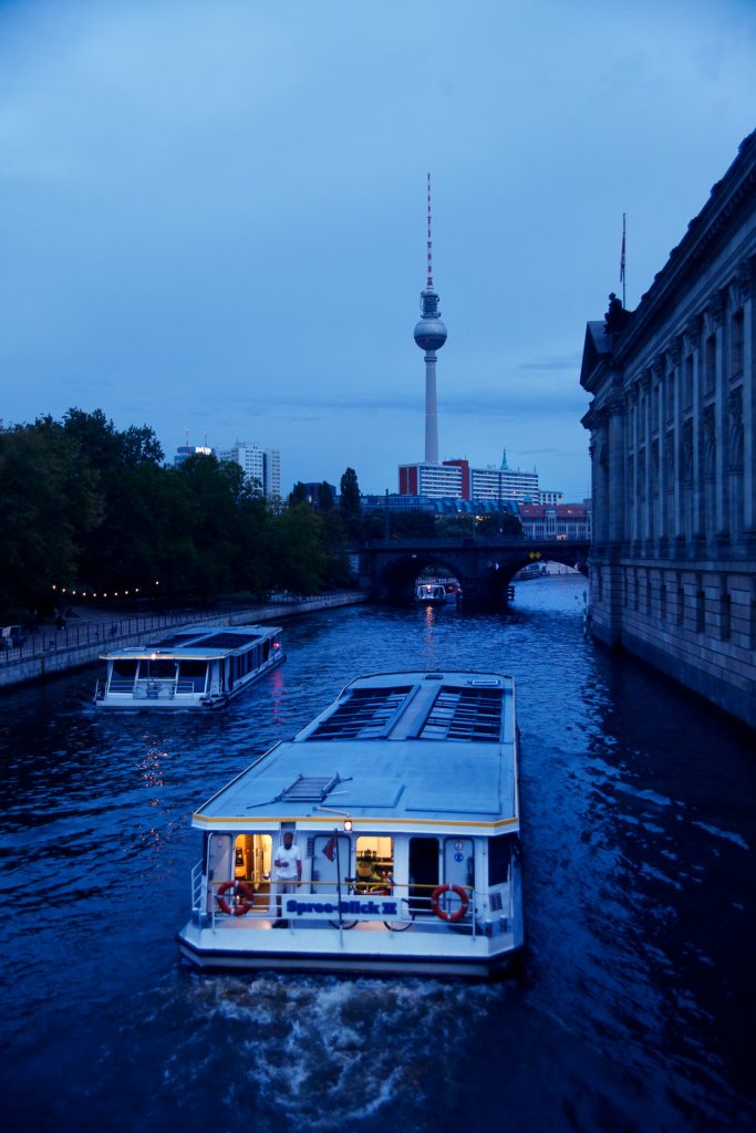 Wir nutzen die blaue Stunde auf der Museumsinsel für ausgefuchste Licht- und Farb-Effekte auf deinen Fotos.