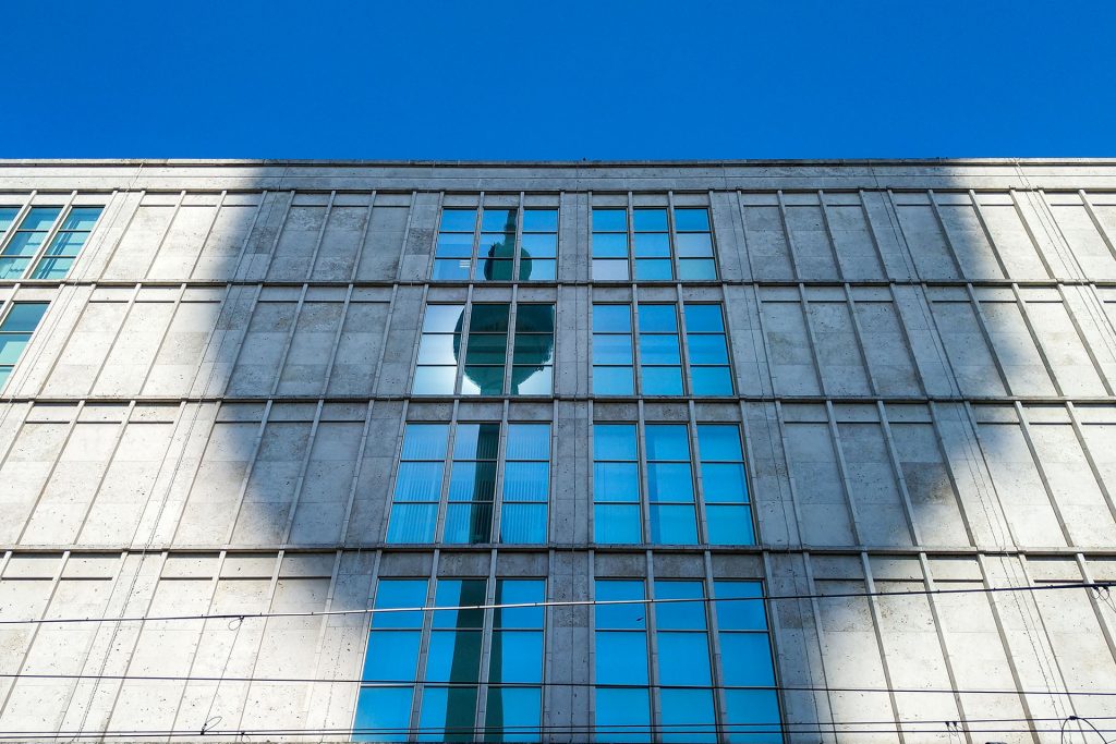 Komm mit uns auf Fotoreise nach Berlin und erlebe Fotografie in der Großstadt. Abseits der ausgetretenen Touristen-Pfaden haben wir ein Programm zu allen Tageszeiten und Lichtstimmungen der Stadt für dich zusammengestellt.