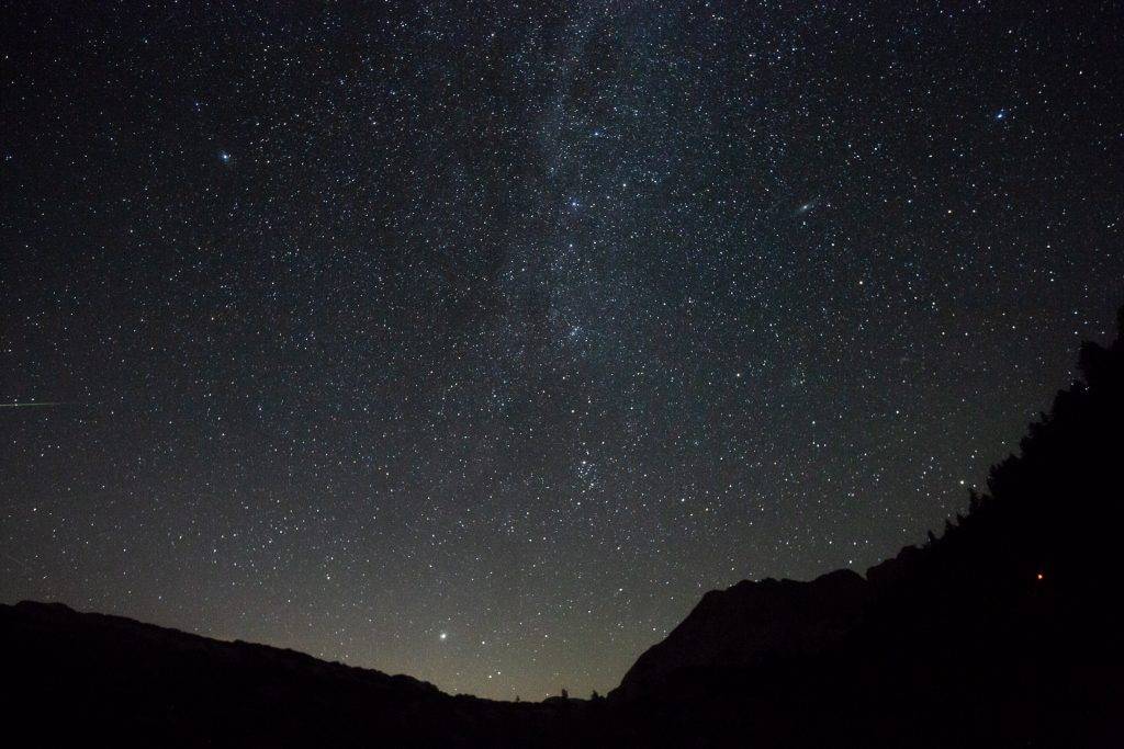 Lass den Sternenhimmel erstrahlen und lerne Sterne fotografieren.