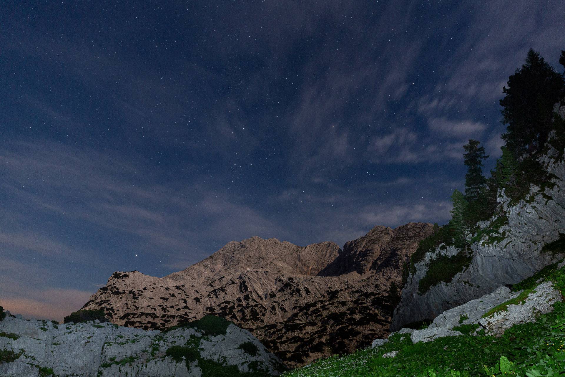 Mit einer Stirnlampe kannst du deinen Vordergrund ausleuchten und spezielle Licht und Farb-Effekte auf deine Nachtfotos zaubern.