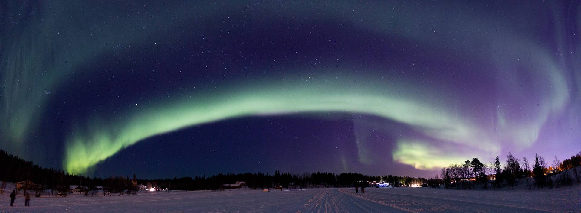 In Finnland haben wir ein besonders schönes Beispiel einer Lichtglocke fotografiert. Selbst der kleine Ort Levi erzeugt in der Nacht eine enorme Menge an Licht.