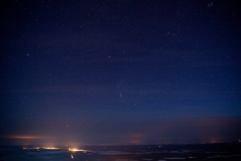 Lichter von Städten können sich störend auf deine Fotos vom Nachthimmel auswirken.