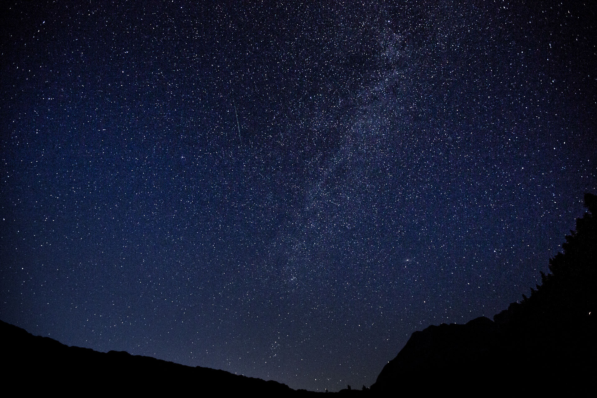 Bei Neumond, also ohne Restlicht des Mondes, hast du eine bessere Sicht auf die Sterne. Denn ohne Streulicht in der Atmosphäre bilden sich die Sterne besser am dunklen Himmel ab.