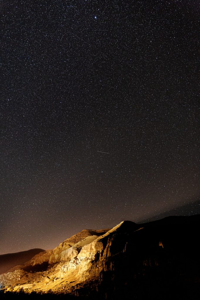 Baue Umgebungslicht gezielt in dein Fotomotiv vom Sternenhimmel ein.