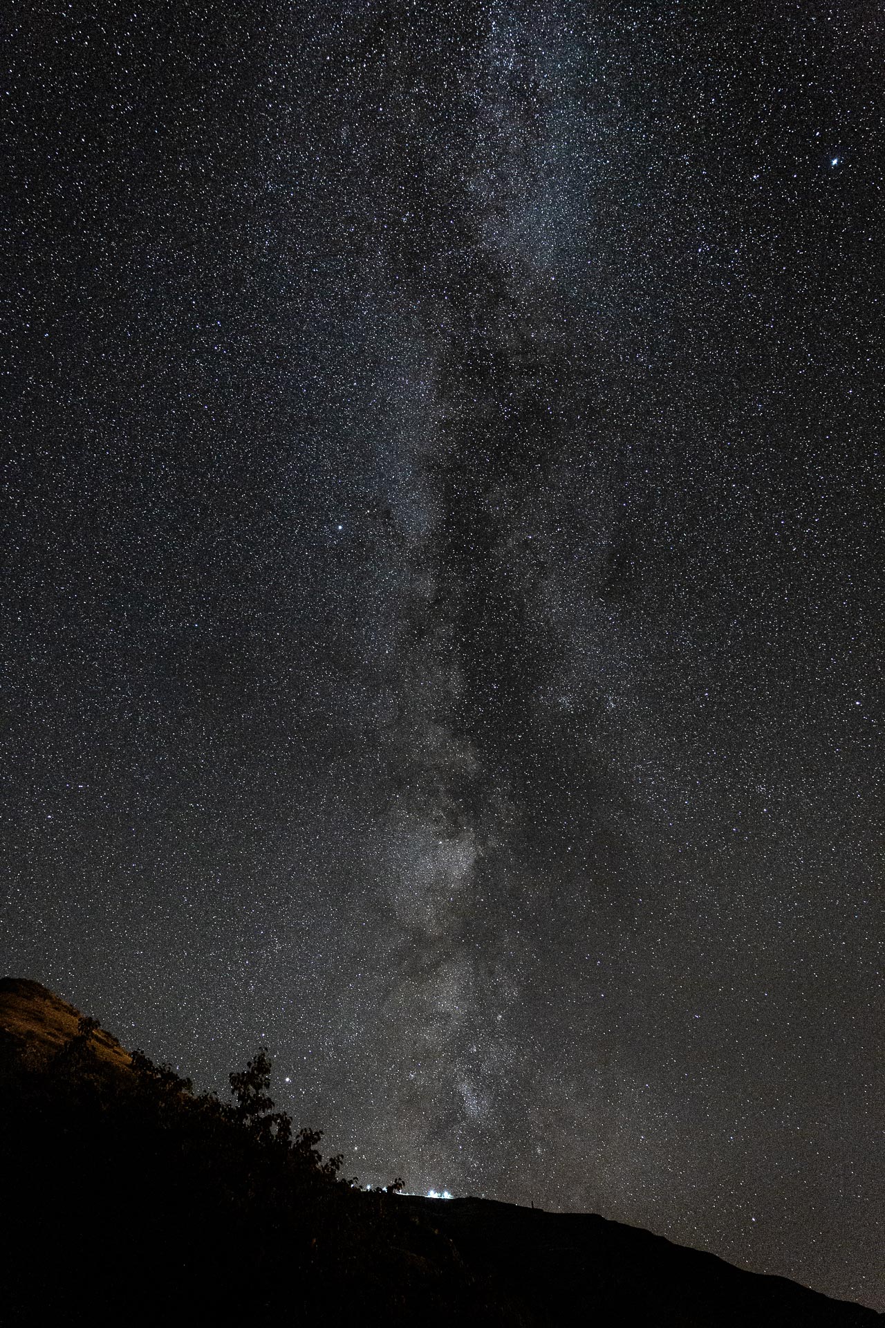 Fotografierst du den Sternenhimmel mit einem Weitwinkel-Objektiv, erhältst du durch einen Vordergrund einen ausgefuchsten Größenvergleich.