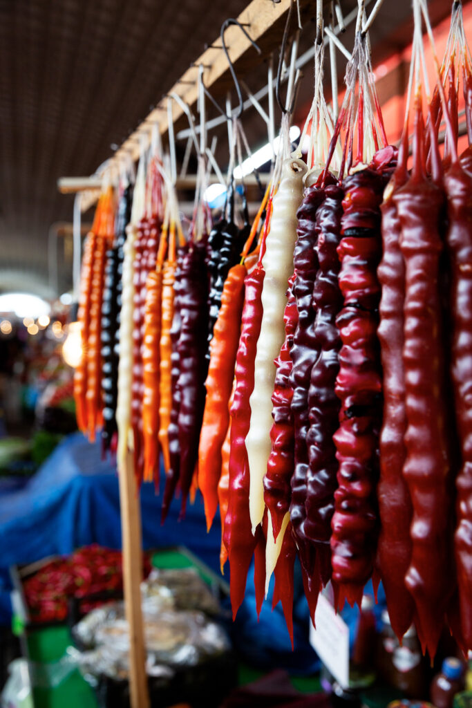 Beim Besuch des lokalen Marktes in Kutaisi kannst du kurz vor unserer Abreise noch schmackhafte Souvenirs kaufen.
