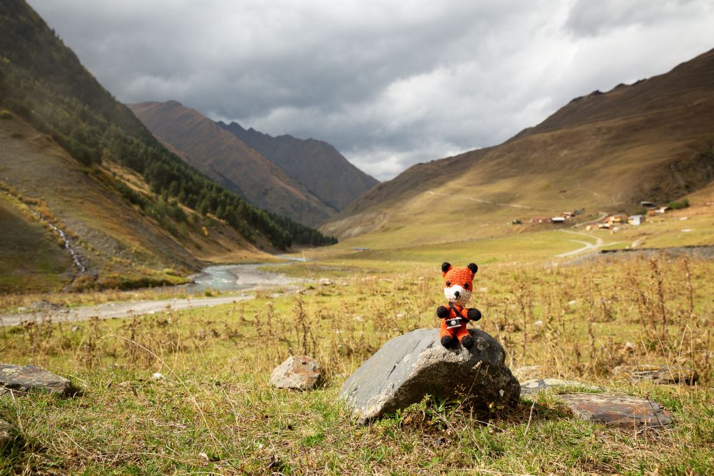 Finn zeigt dir viele Tipps und Tricks wie du die Landschaften in Georgien mit deiner Kamera einfängst.
