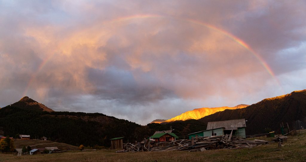 Wir fotografieren in den schönsten Lichtstimmungen des Tages die beeindruckende Landschaft im Gebirge Georgiens.