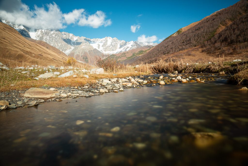 Unterwegs in den entlegensten Regionen Georgiens. An der Grenze zu Russland erwartet uns der majestätische Shkhara Gletscher.