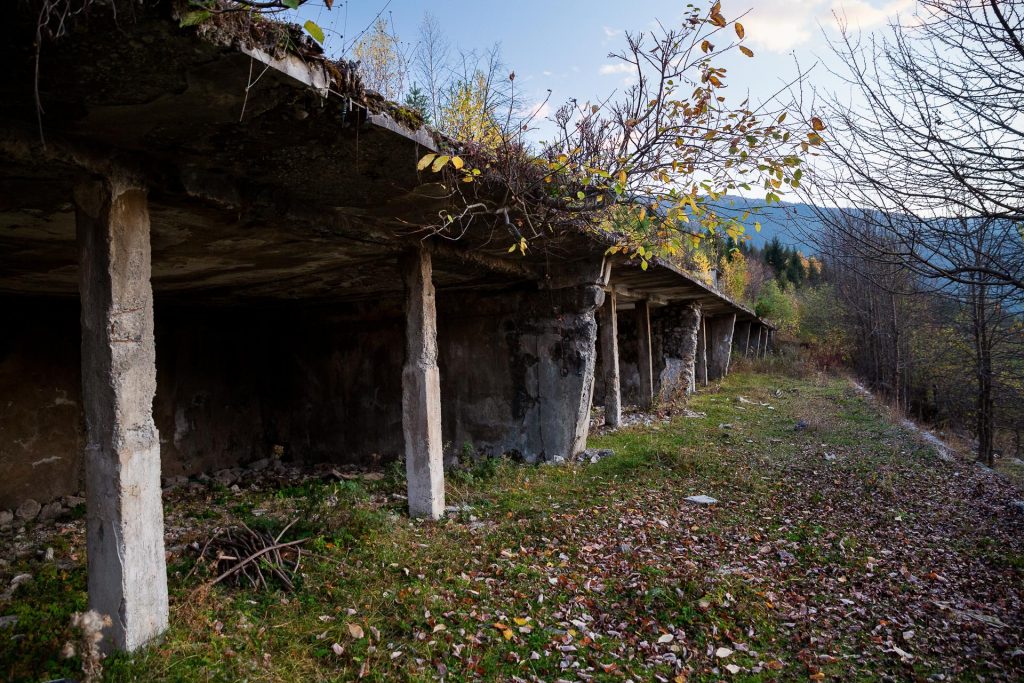 In der Bergwelt Swanetiens erwartet dich ein verlorener Ort: die ehemalige sowjetische Nobel-Alpin-Lodge.