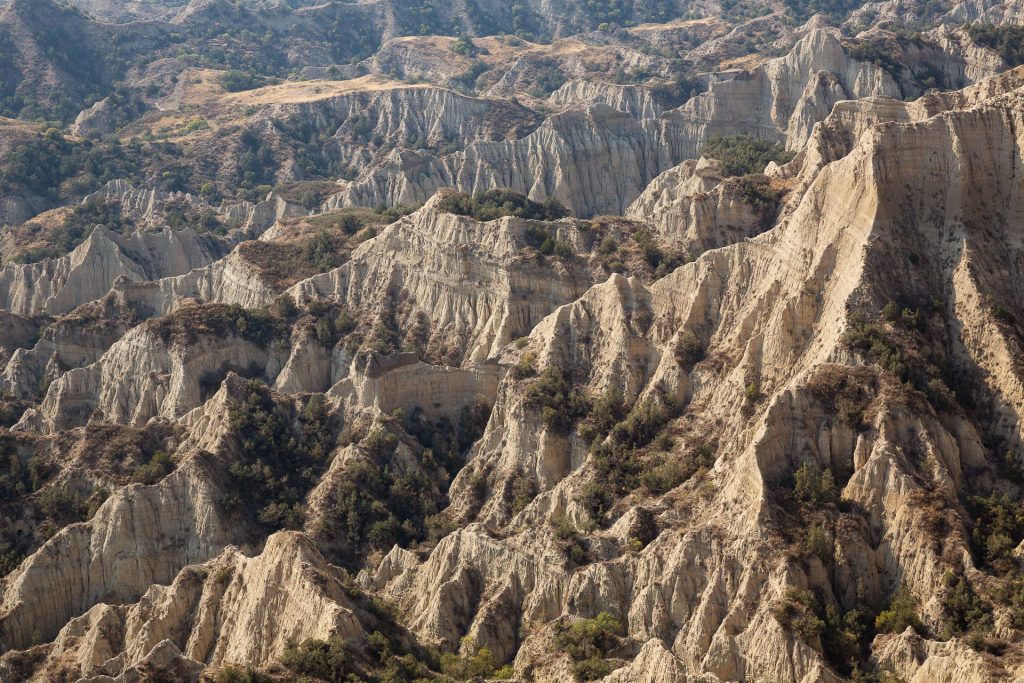 Die Wüsten- und Steppenlandschaften des Vashlovani Nationalparks faszinieren in der Weite wie im Detail.