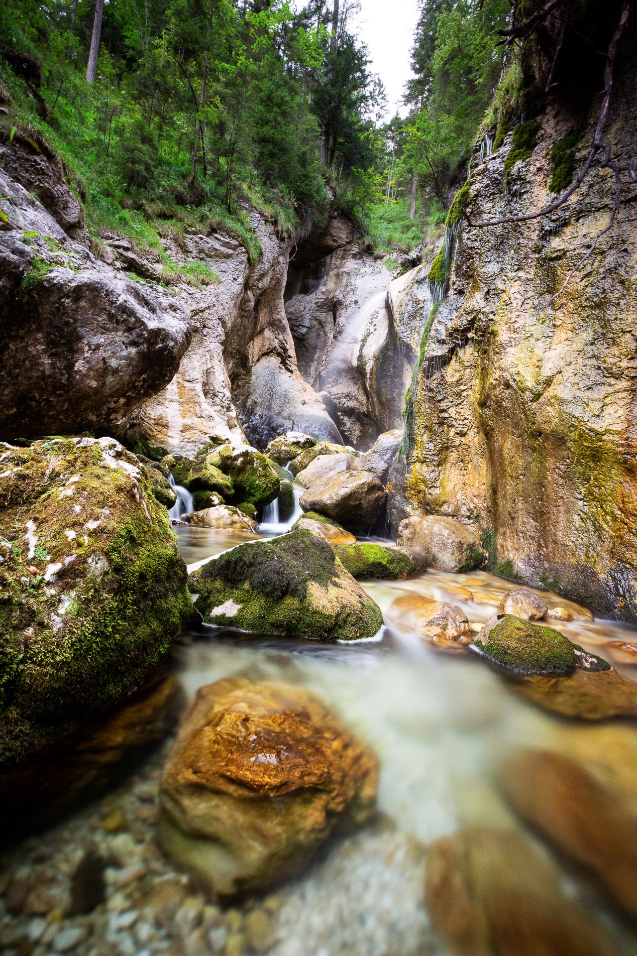 Der rauschende Zimitz Wasserfall. Auch ein idealer Platz um sich die Füße zu erfischen.