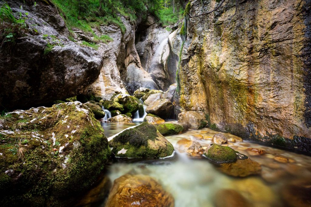 DIE FOTOFÜCHSE Foto Locations Salzkammergut. Bei einer Pause mit Langzeitbelichtungen am Zimitz Wasserfall kannst du dir deine Füße im kalten Gebirgsbach erfrischen.