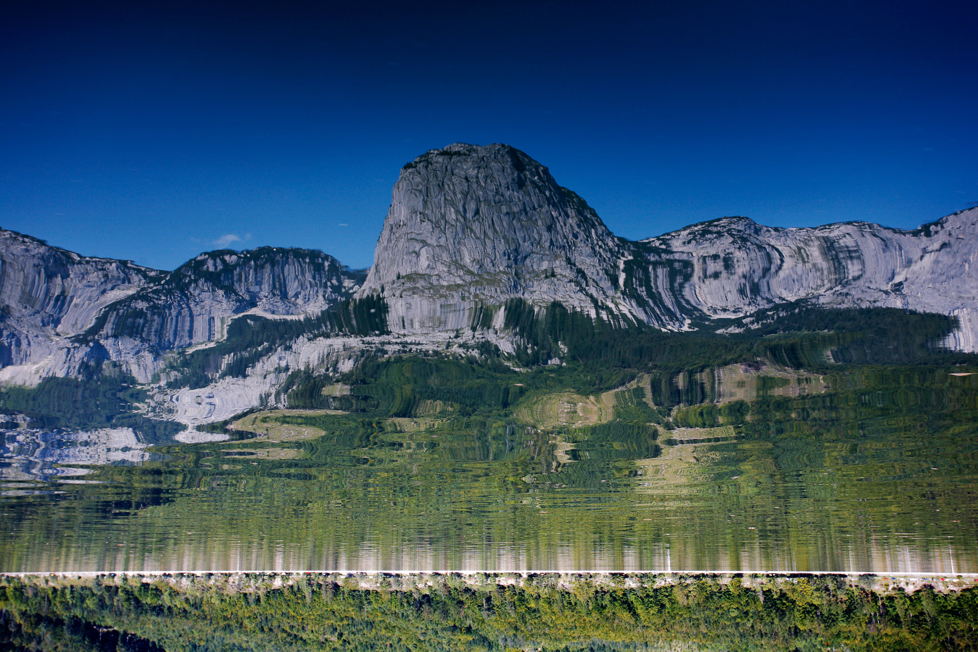 DIE FOTOFÜCHSE Foto Locations Salzkammergut. Verkehrte Welt!? Der Backenstein spiegelt sich im Grundlsee.