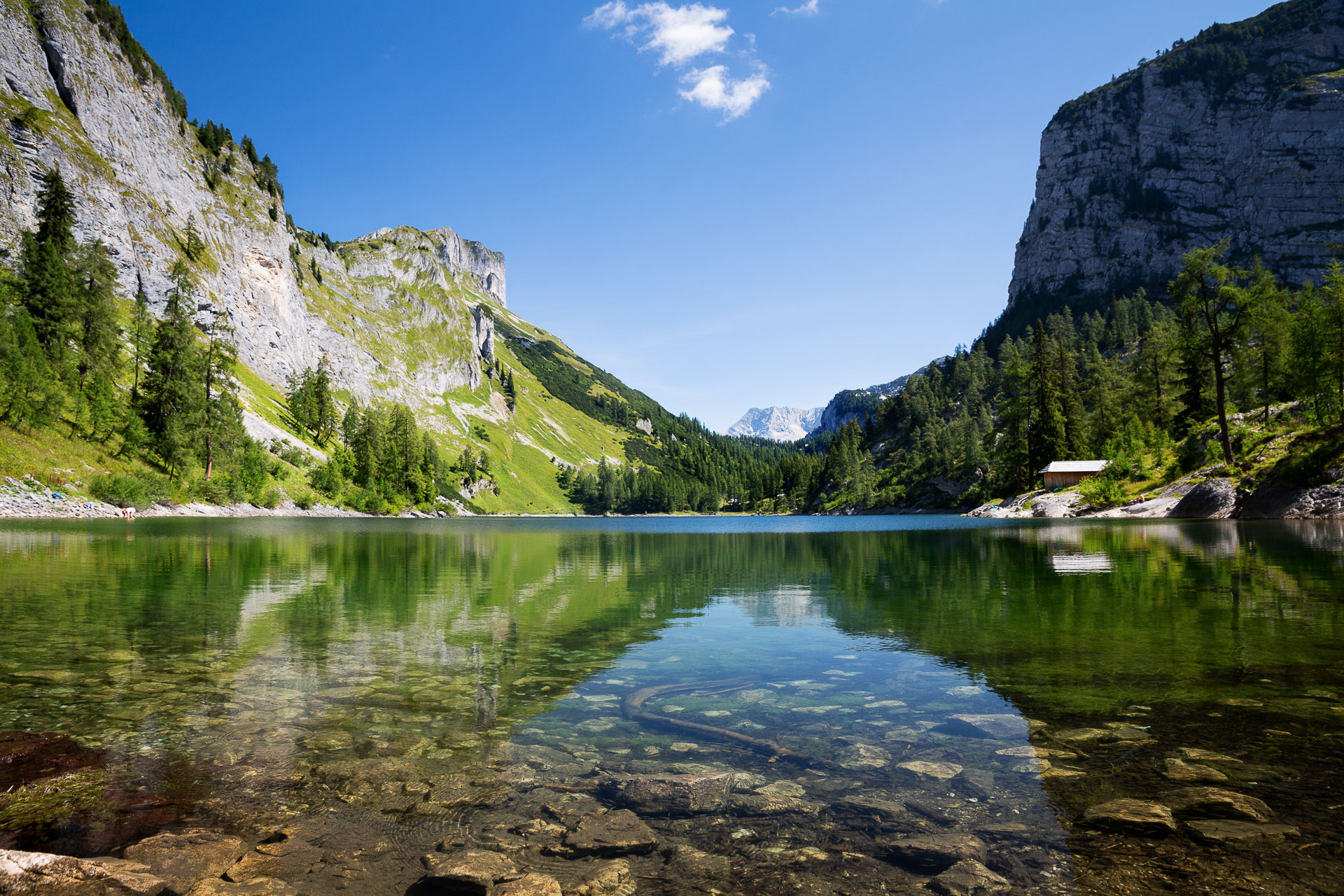 Der vordere Lahngang See mit seinem eindrucksvollen Bergpanorama.