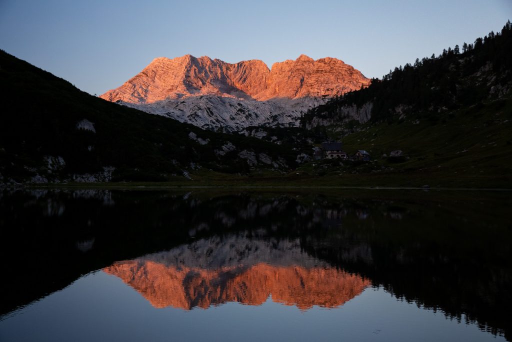 DIE FOTOFÜCHSE Foto Locations Salzkammergut. Das Rotgschirr färbt sich kurz nach Sonnenuntergang in sein namens gebendes Rot. Ein Naturspektakel, das die Fotofuchsherzen höher schlagen lässt.