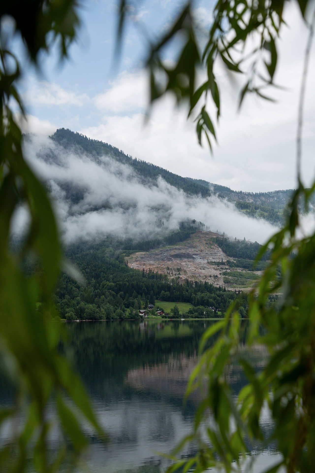 DIE FOTOFÜCHSE Foto Locations Salzkammergut. Der Grundlsee und das Gips-Werk in Wienern im Morgennebel.