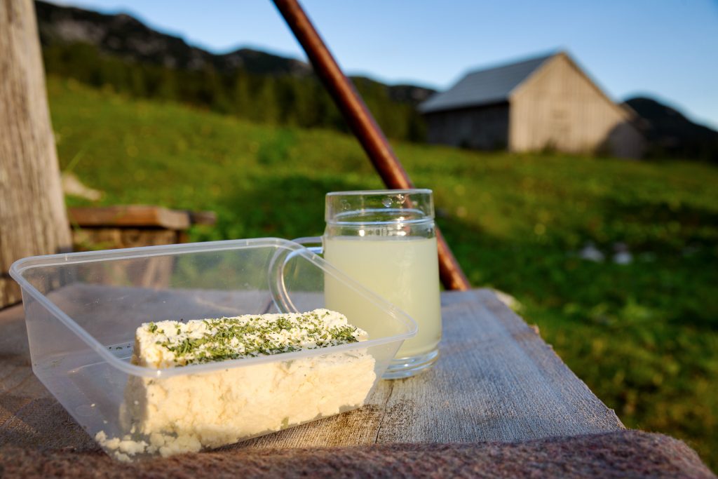 Mit etwas Glück können wir uns auf unserer Wanderstrecke mit frischem Ziegenkäse stärken. Einige der Almhütten werden im ganz kleinen Rahmen bewirtschaftet.