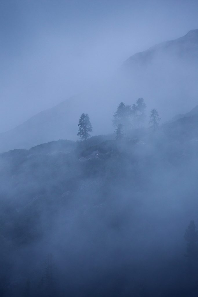 Morgenfüchse können noch vor den ersten Sonnenstrahlen die mystische Seite des Toten Gebirges bewundern.