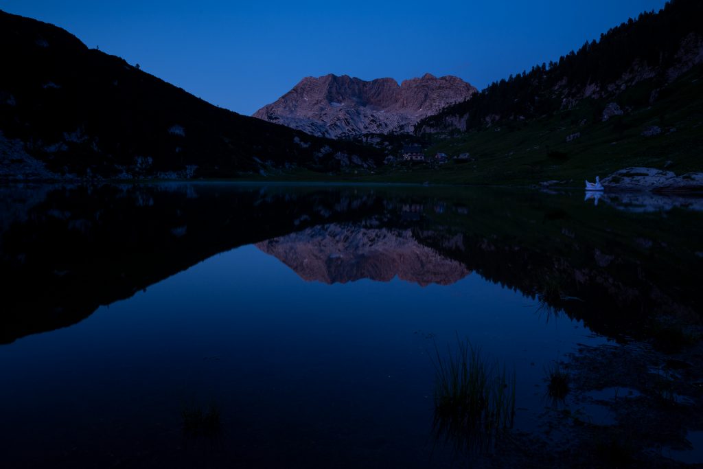 Ein besonders ausgefuchstes Naturspektakel bietet sich uns bei der Pühringerhütte. Das mächtige Bergmassiv Rotgschirr färbt sich in den Abendstunden in sein namensgebendes Rot.