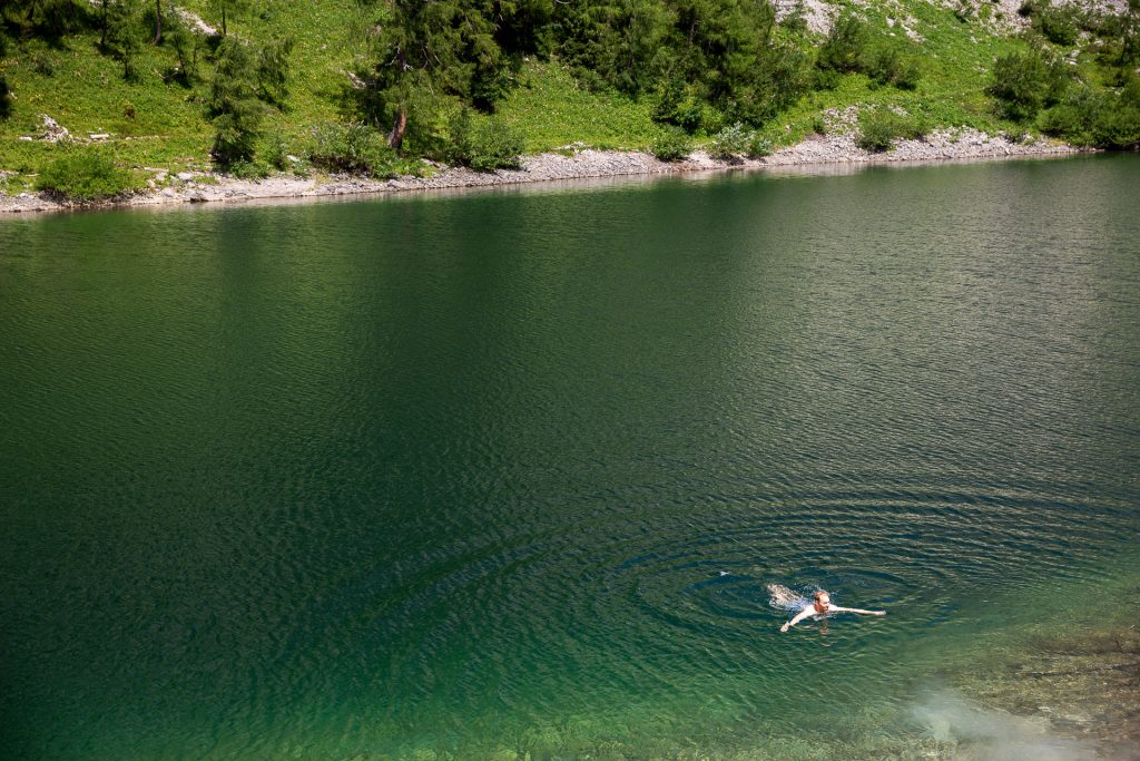 Auf den Hütten gibt es nur Waschbecken und Toiletten, aber keine Duschmöglichkeit. Dafür kannst du erfrischend in mehreren Gebirgsseen schwimmen, die auf unserer Wanderstrecke liegen.