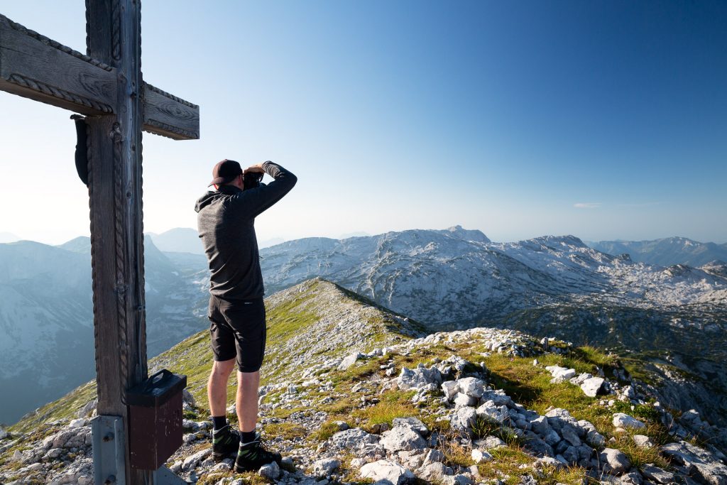 Vor den imposanten Berggipfeln inmitten der Weitläufigkeit des Gebirgsplateaus erleben Bergfüchse einen Fototstreifzug der besonderen Art.