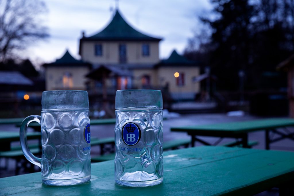 Zwei Gläser mit dem Logo HB aus München