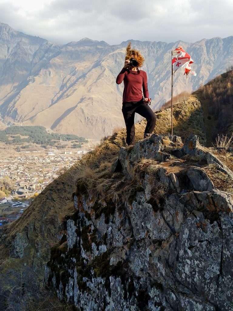 Fotofuchs Katharina unterwegs auf Fotostreifzug in den Bergen Georgiens.