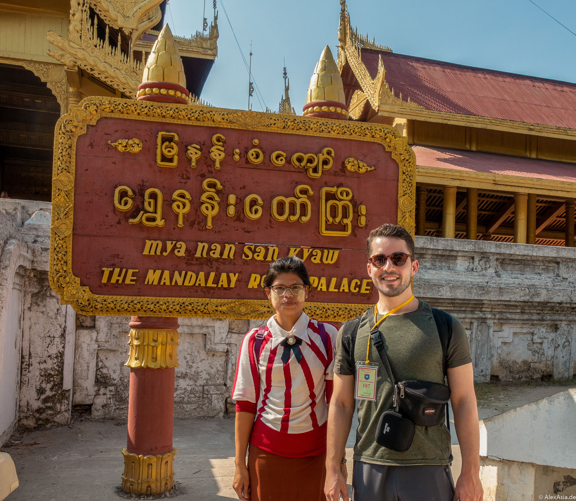 Alex posiert mit einer Burmesin beim Royal Palace in Mandalay.