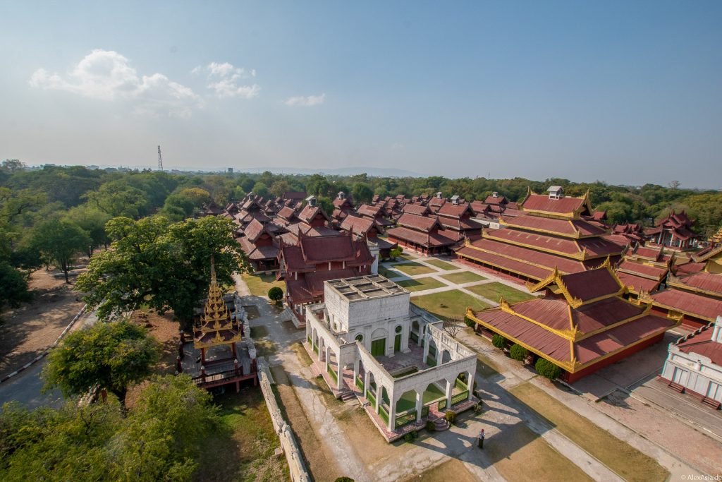Von oben hast du einen weitläufigen Ausblick auf den Royal Palace Mandalay.