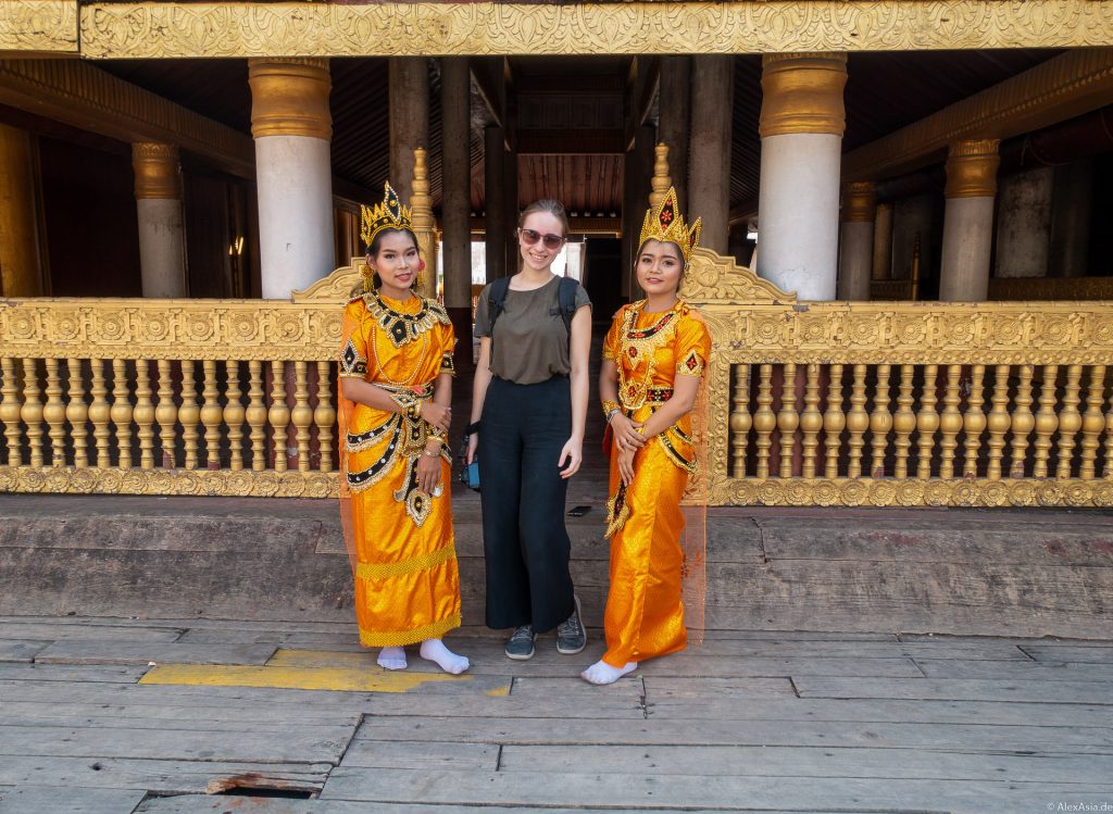 Beim Royal Palace Mandalay wirst du als exotischer europäischer Fotofuchs häufig von Burmesen nach gemeinsamen Fotos gefragt.